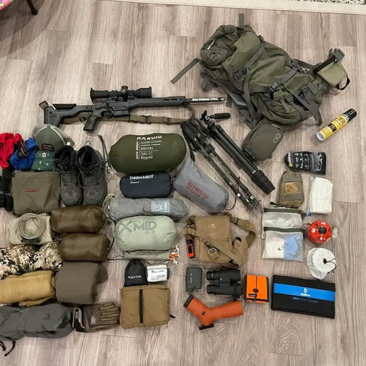 What size backpack and what equipment are needed for a ten-day hunting game?