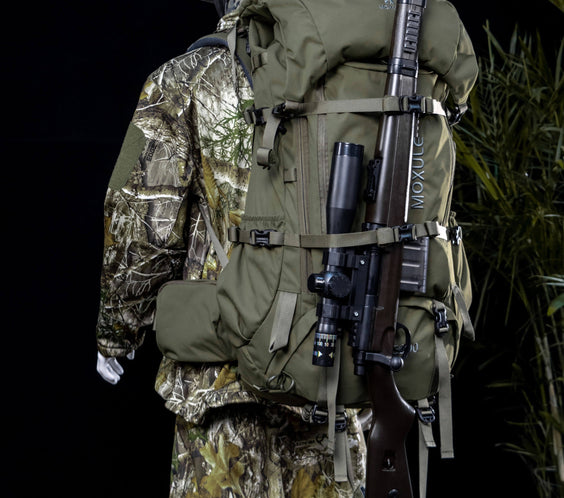 The MOXULE green hunting backpack supports external rifle attachments and has a large capacity suitable for outdoor hunting.